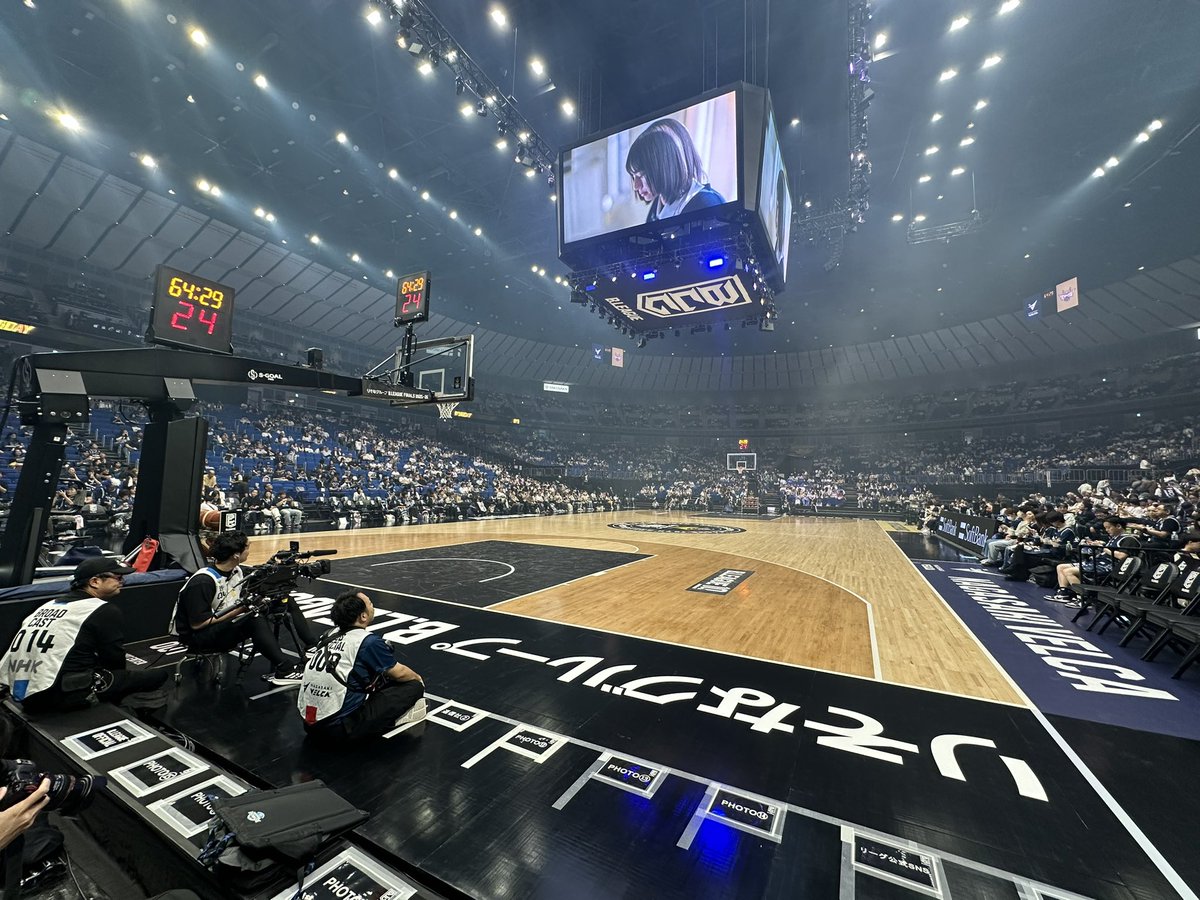 shotaro_yahagi's tweet photo. FINALS GAME2、リポーターを担当しました🎤

【ベンチサイドならではの気付き】
・マオールHCは流れが良くても叱咤激励スタイル(エネルギ���がすごかったです)
・佐土原選手は交代で呼ばれる前から起立(ジョンソン選手を自分が止めるという前のめりな気持ちが表れていました)

優勝の行方はあさってに🔥 https://t.co/xFFCjFpi1i