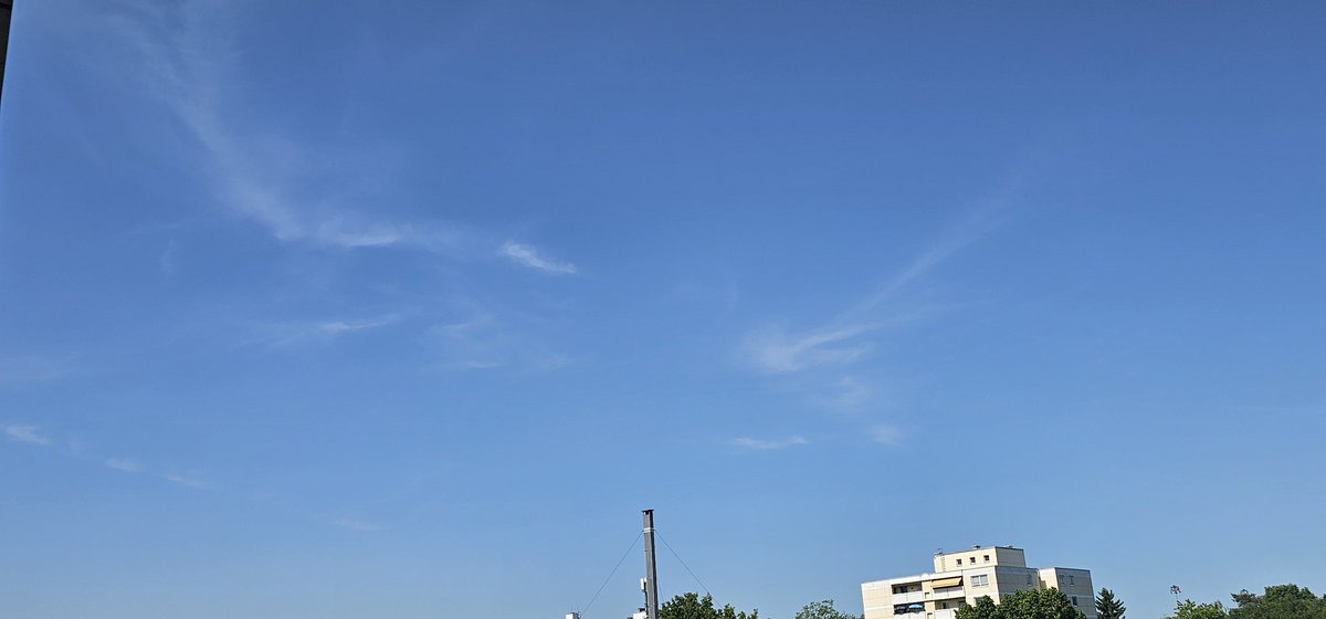 tivitom's tweet photo. @MonikaGruber24 oh oh...und ausgerechnet jetzt ist mein Aluhut defekt. Egal, ich nehm ne Pfanne. Schöne Pfingsten!  🌞 https://t.co/1JKuHDWGRp