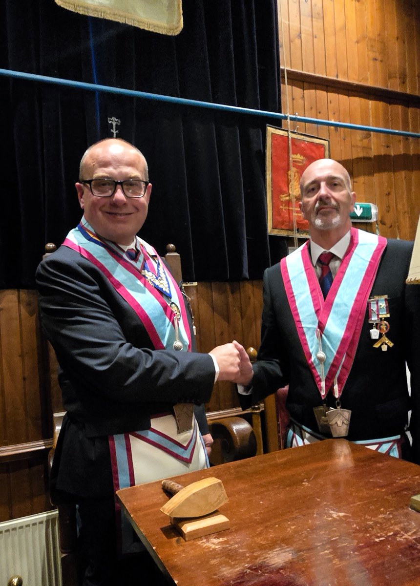 MarkNewsde88094's tweet photo. A fabulous evening at the Plympton Erle Mark Lodge 1100, alongside the PGM, DPGM, PDPGM and many other friends. Congratulations to W.Bro. David Wilkinson on being installed into the chair of Adoniram of this lovely lodge. https://t.co/BzdJ6WQiOC