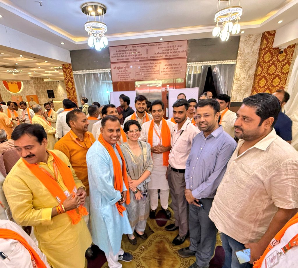 PankajSinghBJP's tweet photo. आज नोएडा के सेक्टर-33 में भाजपा द्वारा आयोजित 'पंडित दीनदयाल उपाध्याय प्रशिक्षण महाभियान-2026' के जिला प्रशिक्षक वर्ग के समापन सत्र में के अवसर पर भाजपा के वरिष्ठ नेता और पूर्व केंद्रीय मंत्री श्री मुख्तार अब्बास नकवी जी के साथ सहभागिता की। https://t.co/ZJ8b6iFvYd