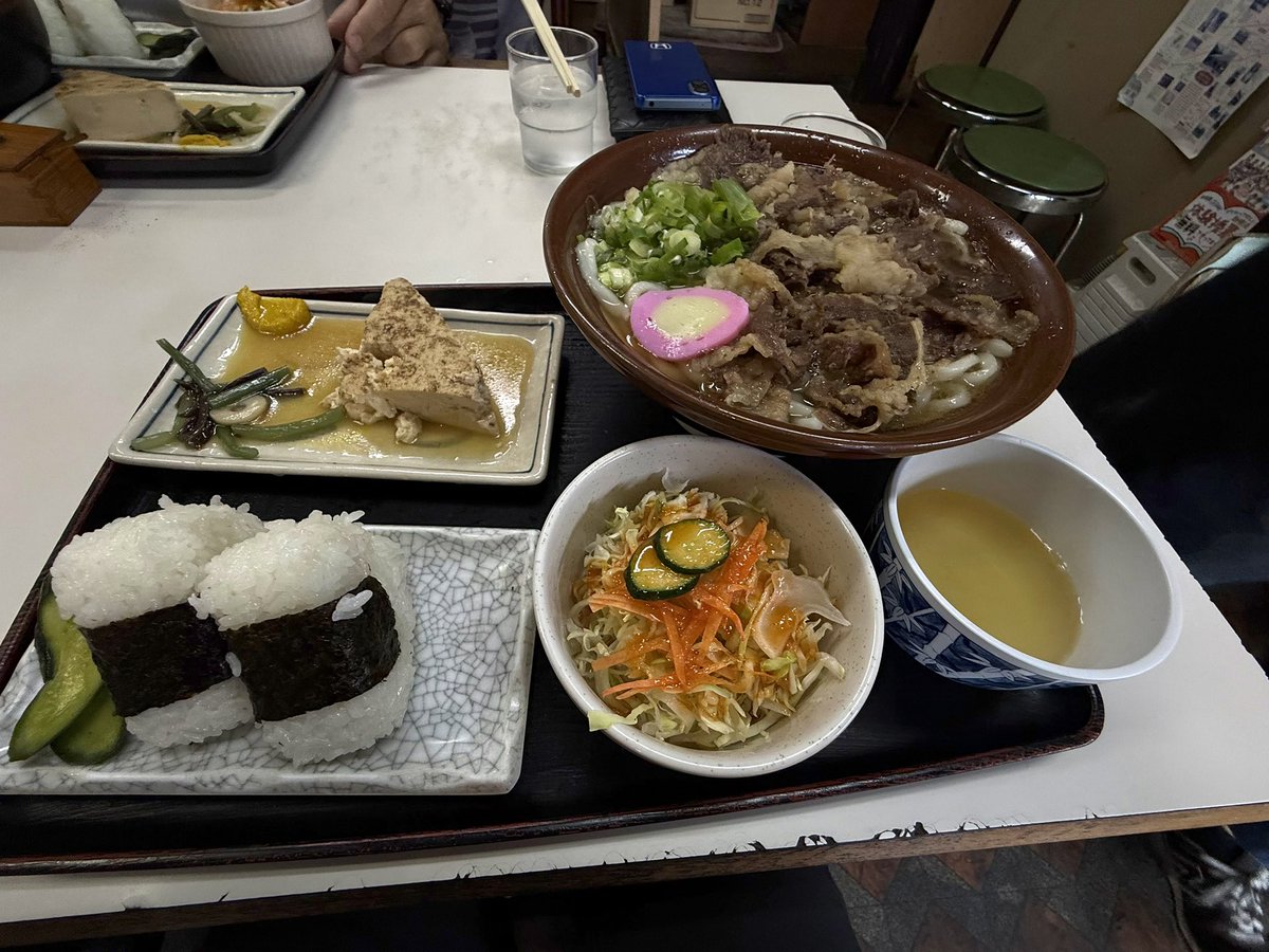 123tomochica's tweet photo. #岡山
一食目🍴
ふらっと入ったうどん屋さん🍜
その名も…#おおもり
屋号に負けず劣らずの大盛り具合でした🫢
そして、安い☺️
一食目から大満足😊
ご馳走様でした🙏 
いやーこりゃ太るわ😅 https://t.co/mSu7NSzeM8