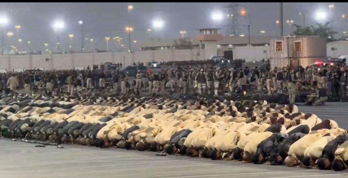 elite5447's tweet photo. مشهد سجود رجال الأمن وسط أداء واجبهم، يختصر عظمة الرسالة وشرف الخدمة.
أمنٌ وعبادة.
وإخلاصٌ لوطنٍ  عظيم يخدم الحرمين وضيوف الرحمن 🇸🇦

نسأل الله لهم السداد والتوفيق.

#حج
#وزارة_الداخلية
#الامن_العام
#قوات_أمن_الحج
#ايليت_العدليه https://t.co/W68EZiFrIc