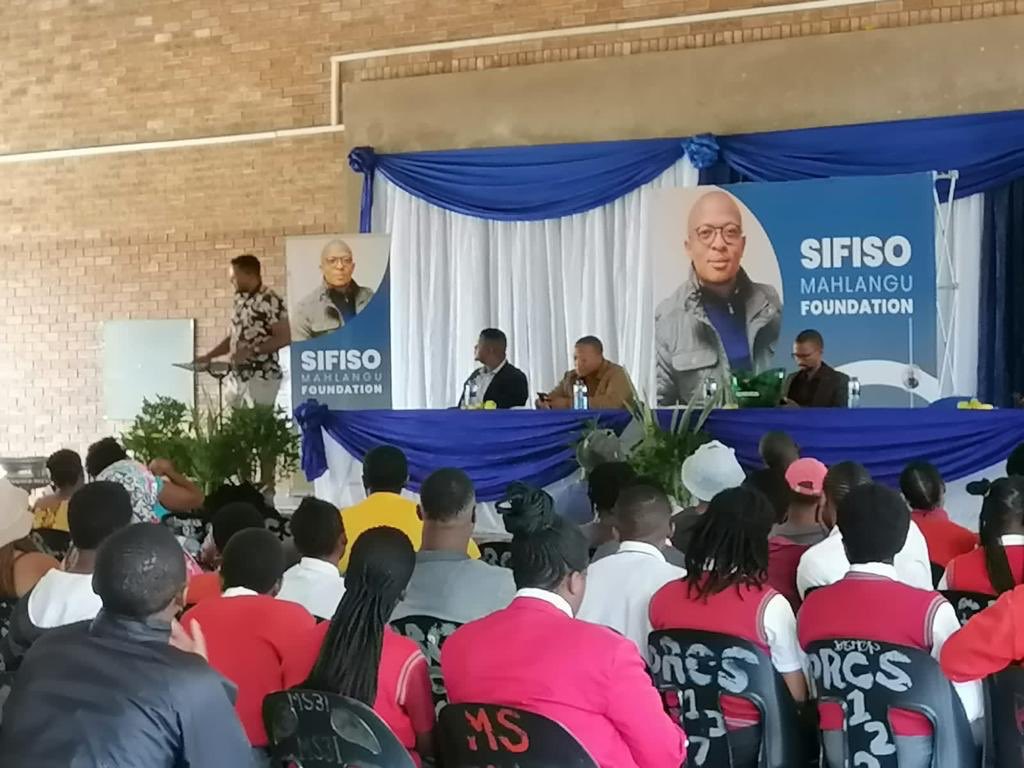 SifisoMahlangu_'s tweet photo. The Sifiso Mahlangu Foundation 
Sofunda Ngenkani Programme. 

I take kids to school. Radical Economic Transformation requires an educated generation. The radical part talks to politics and speed. The economic part talks to policy. The transformation part talks to education. https://t.co/XU4kLl8kTm