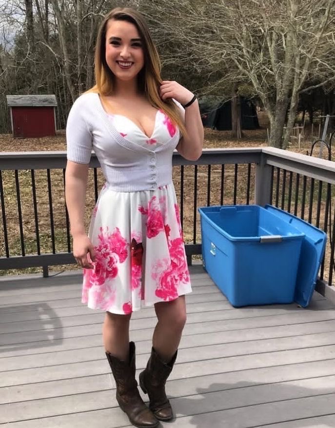 GrooveMay89771's tweet photo. Would you wife a farm girl 🫣? https://t.co/docNKqbdd3