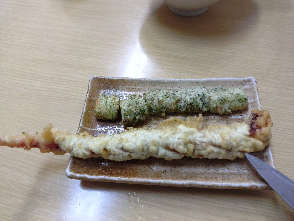 naotake_o's tweet photo. 昨日、讃岐うどんが美味しいと言われる〃こげら〃に行ってきました。
天ぷらはゲソとチクワ。切ってくれと言わんばかりにハサミも一緒に提供されました。天ぷらも大きかったので助かりました。美味しかった。
#こげら https://t.co/rgZoucHXsD