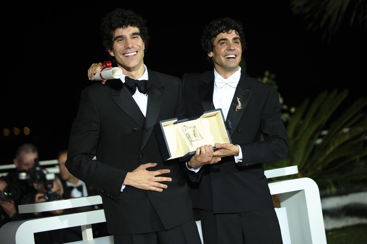 PremiosFeroz's tweet photo. ¡Muchas felicidades a Javier Calvo y Javier Ambrossi por el premio a la mejor dirección en el @Festival_Cannes por #LaBolaNegra! 
Nos emociona acompañaros en vuestra carrera ❤️ https://t.co/VXKwbwR1DZ