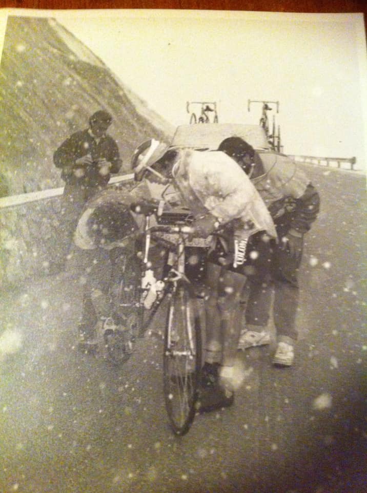 NievesMoya's tweet photo. Otro ciclismo

Etapa del Giro D’ Italia nevando en la Marmolada, aquí estoy cambiando rueda a Lucho Herrera, etapa infernal agua, nieve, mucho frío, pero no se cambió recorrido, como cambian las cosas otros tiempos otros ciclistas. ( Foto del archivo personal de Sisquillo) https://t.co/LRODGU1dJv