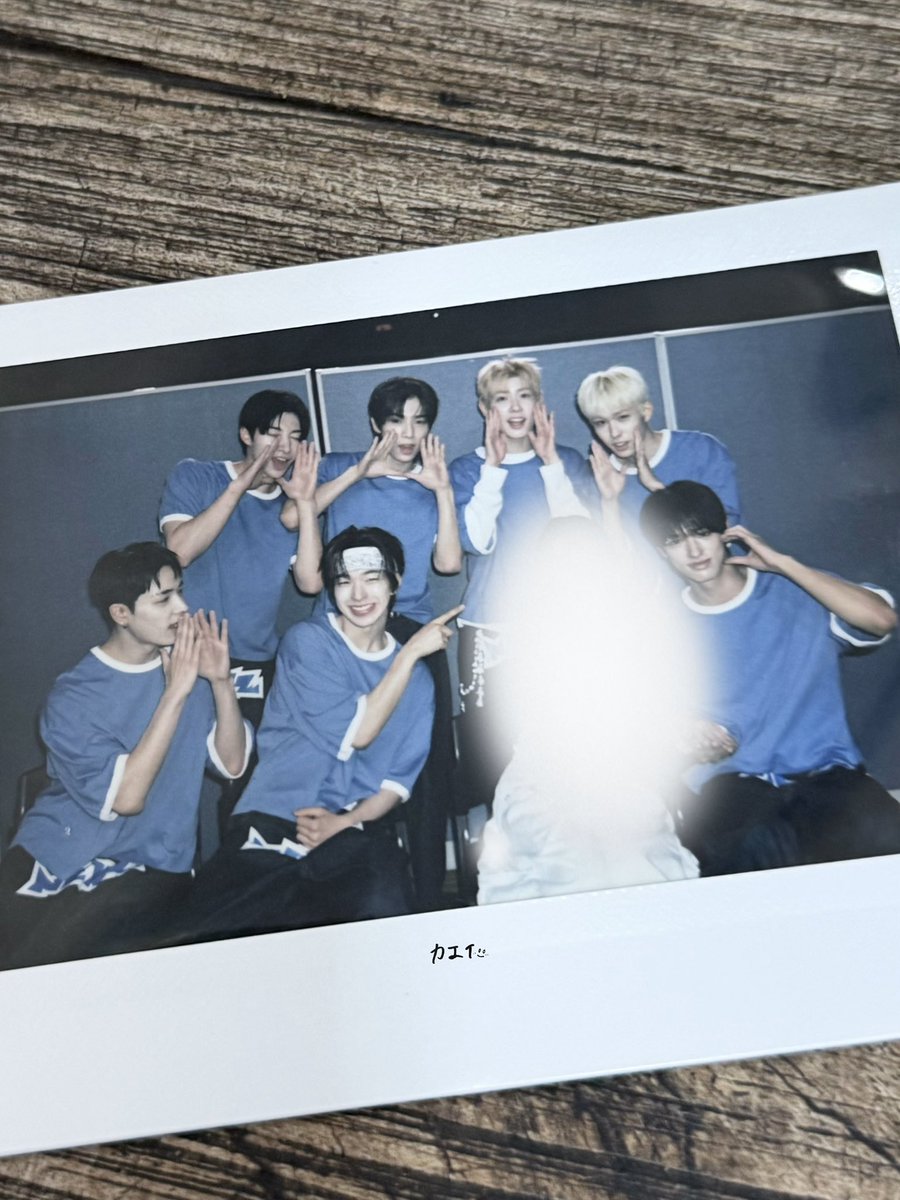 JIN チェキ Can't say I'm not jealous, it's such a cute photo~