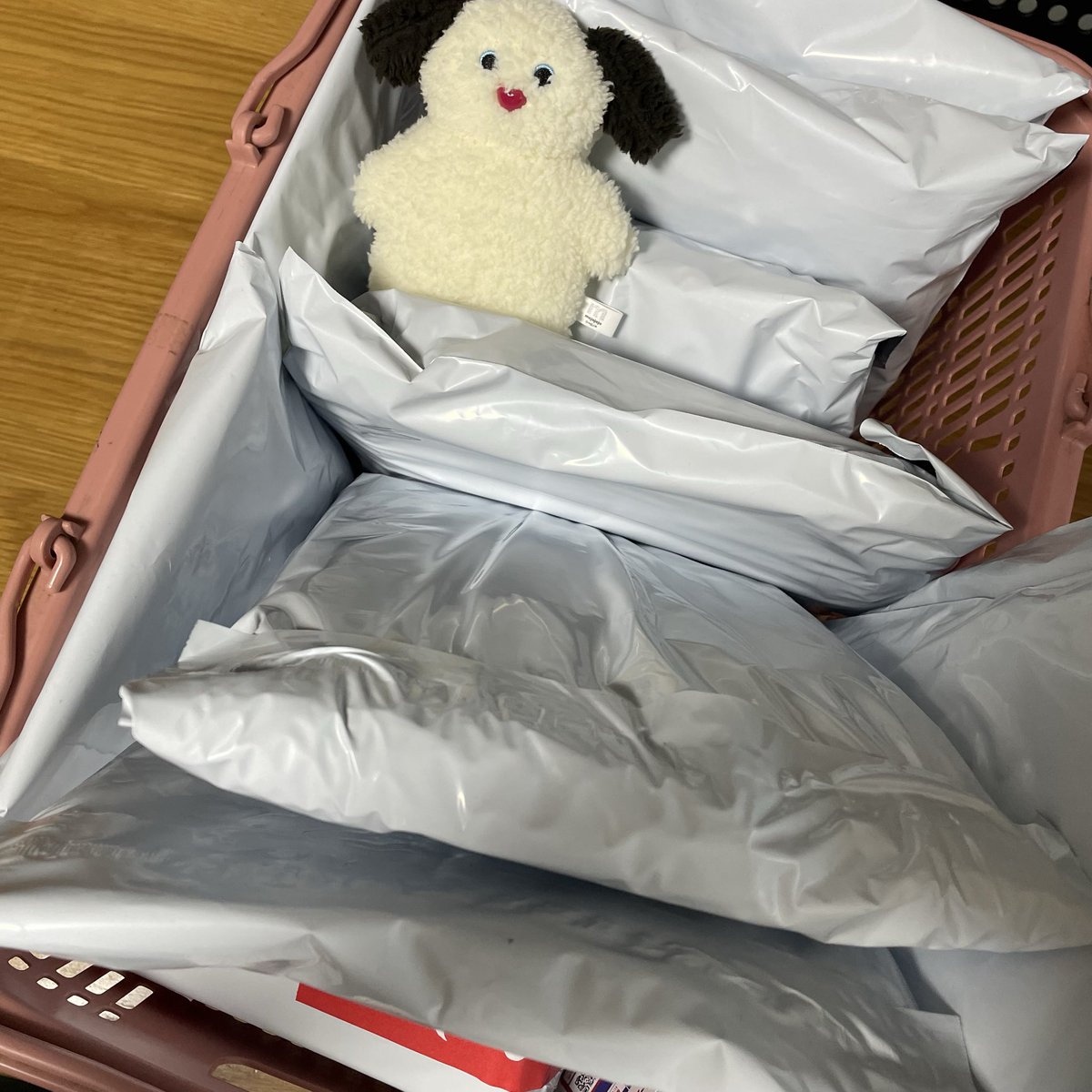 Jh3vSn's tweet photo. 今日は発送10個
セールコメントしながら梱包、追加で売れて梱包梱包🐶発送とスーパーに行ってきます✨ https://t.co/aiAPtrPaD3