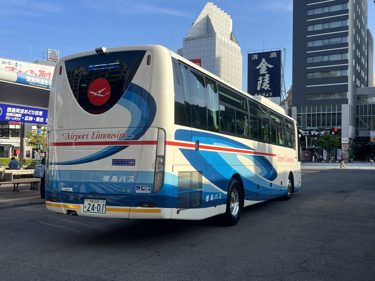 222tamatama's tweet photo. 徳島駅前にて撮りバス🚌
#徳島バス 2401 エアポートリムジン
#三菱ふそう
#エアロエース
#MS06GP
#令和顔 https://t.co/CyHyGcJ0AT