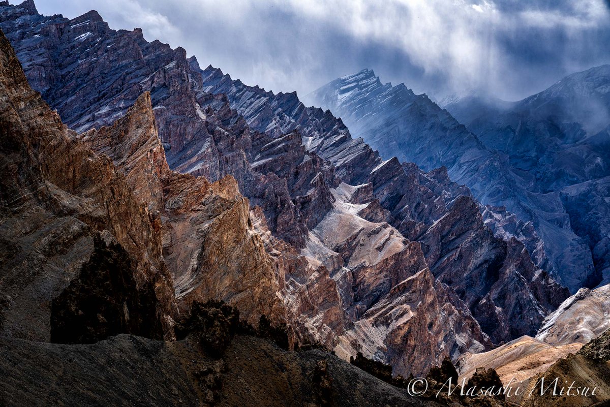 MitsuiMasashi's tweet photo. インド北部ラダック地方にあるシンゲラ峠の風景。標高5000mから見える山並みは、ダークファンタジー映画の一場面のように幻想的な色を帯びていた。神々の領域。地球は実に奥が深い。 https://t.co/lQj1X34kSD