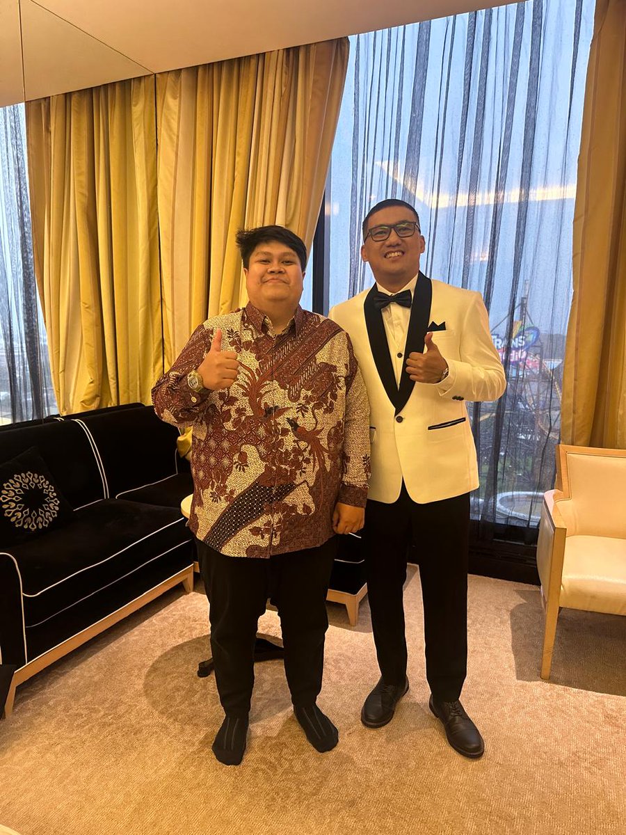 Fatahaw's tweet photo. Akhirnya setelah ke kanan dan ke kiri akhirnya menemukan jodohnya wkwkwkw happy wedding pak, semoga jadi keluarga sakinah mawadahh warahmahh, aminnn https://t.co/TVDy5rmu0j