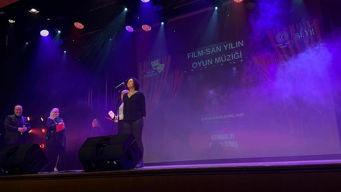 devtiyatro's tweet photo. Devlet Tiyatroları, sanat üretimindeki istikrarlı çizgisini ve çağdaş sahneleme anlayışını, bu yıl ilk kez düzenlenen Film-San Tiyatro Ödülleri’nde kazandığı dört önemli ödülle bir kez daha ortaya koydu. Devlet Tiyatroları sanatçıları ve yapımları geceye damga vurdu. https://t.co/57PraFoB4c