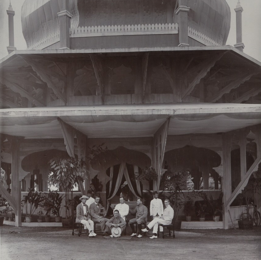 nmraziz's tweet photo. Gambar tahun 1903 Kuala Lumpur 
tak jauh dari Sydney Lake, sayang bangunan ini di robohkan selepas di guna https://t.co/piaYueN4Ra