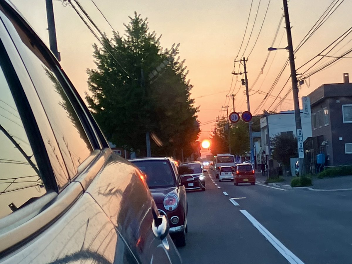 retoshi6's tweet photo. 札幌市豊平区。東北通りの西側にピンポイントで沈む夕陽。 https://t.co/1narVyUmRc