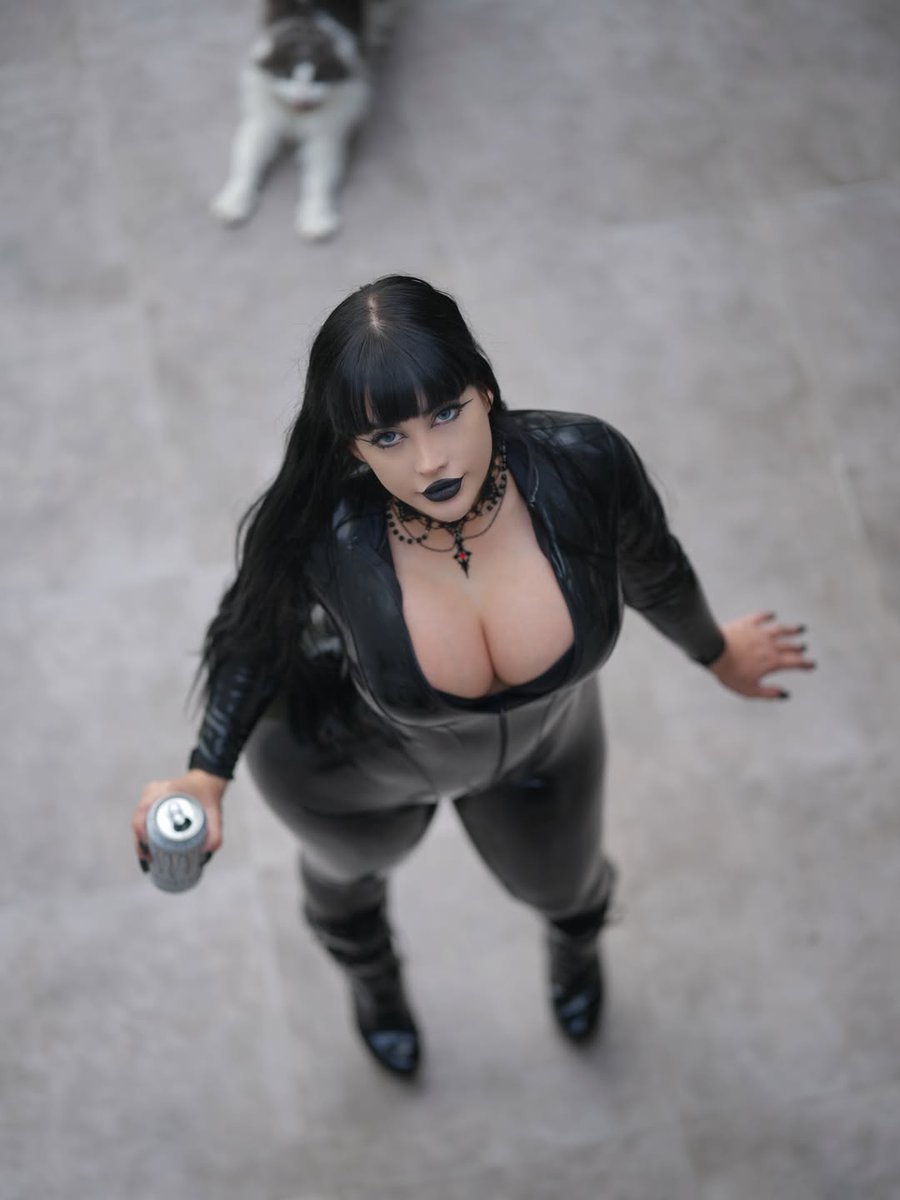 _AstridVale_'s tweet photo. Guess she noticed you staring… so she gave you a better view~

#SeductiveSunday https://t.co/xl7ytp92Gj