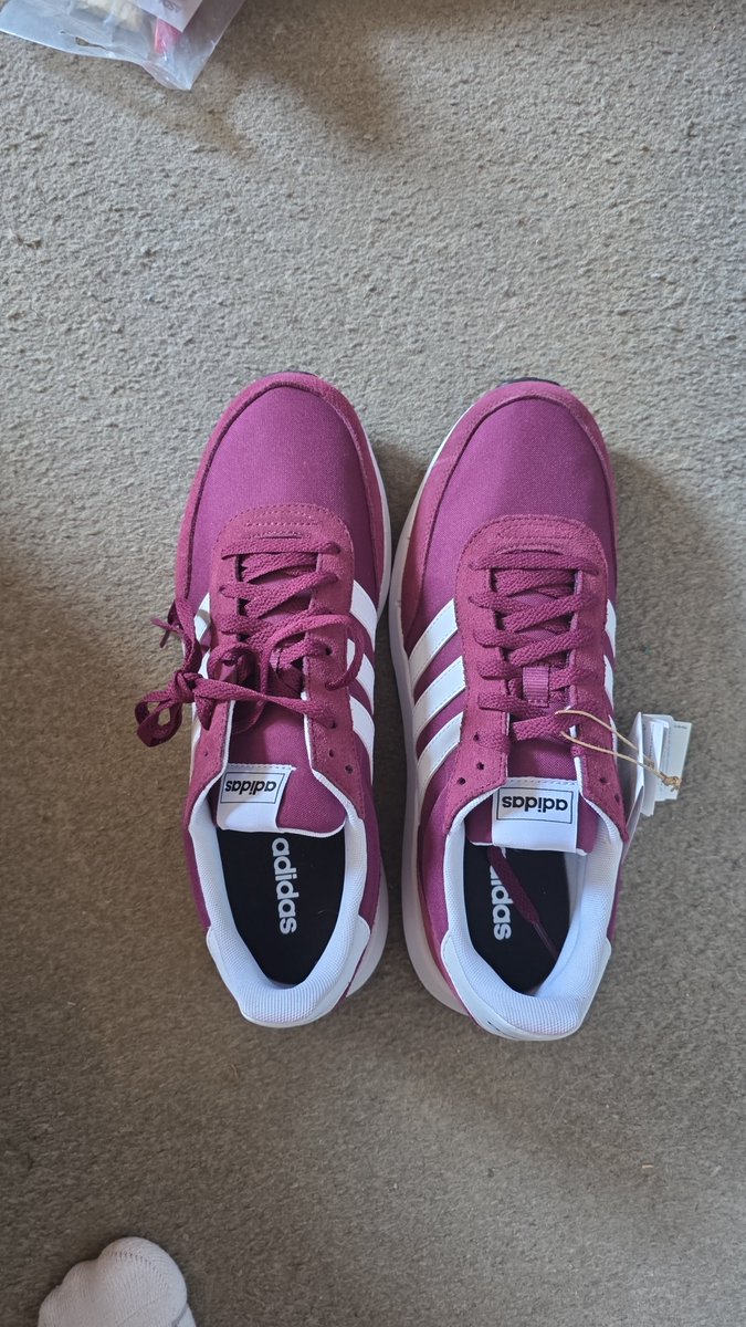 ftm247's tweet photo. @adidasUK erm not sure i ordered 2 left feet? https://t.co/zQUWsxz6qR