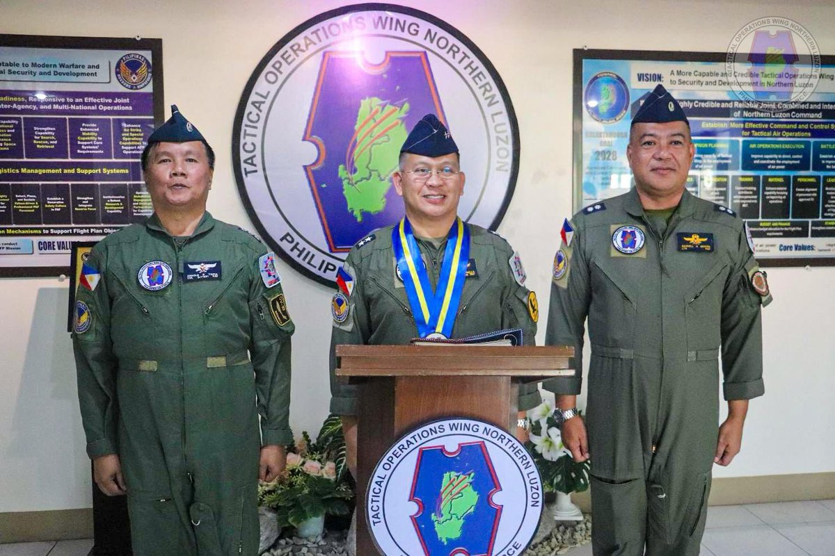 townol_pio's tweet photo. 𝗜𝗡 𝗣𝗛𝗢𝗧𝗢𝗦 l RETIREMENT VISIT OF MGEN ESTRELLA PAF TO TOWNOL

Read more @:
https://t.co/KiGttsChpy

#farewellvisit #TOWNOL #FOCUSPAF #GuardiansOfOurPreciousSkies #PAFYouCanTrust #OneAFPOnePhilippines #StrongAFPStrongPhilippines https://t.co/hGsvd1JlOl