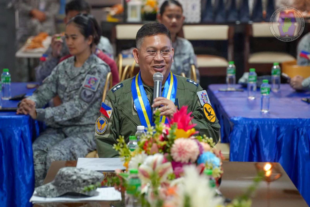 townol_pio's tweet photo. 𝗜𝗡 𝗣𝗛𝗢𝗧𝗢𝗦 l RETIREMENT VISIT OF MGEN ESTRELLA PAF TO TOWNOL

Read more @:
https://t.co/KiGttsChpy

#farewellvisit #TOWNOL #FOCUSPAF #GuardiansOfOurPreciousSkies #PAFYouCanTrust #OneAFPOnePhilippines #StrongAFPStrongPhilippines https://t.co/hGsvd1JlOl