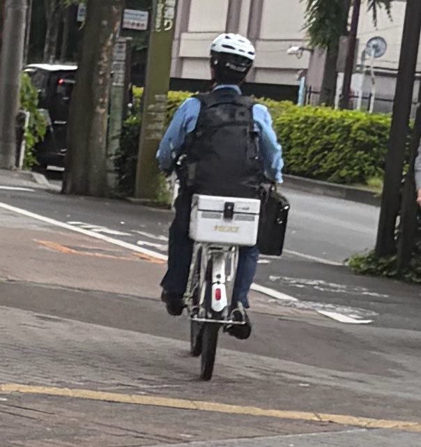 amn38_'s tweet photo. 拡散お願いします
警察官が法律破ってます
ハンドルに荷物かけて運営してました
動画も撮ってます

青切符きるのに警察官は許されるんですか？

距離あって走ったけど追いつけませんでした！

#警察
#司法
#青切符
#チャリ
#自転車 https://t.co/hq8Um5bBPf