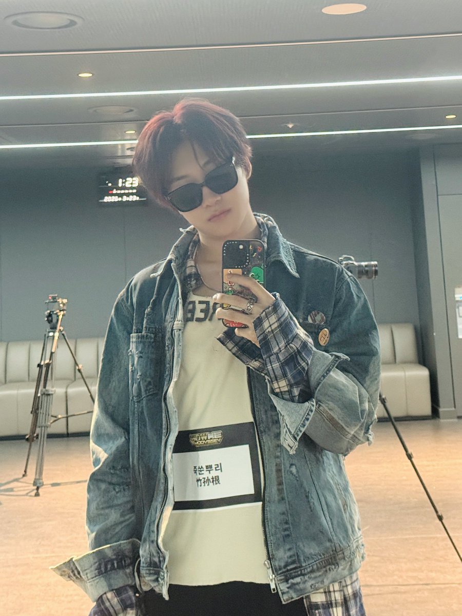 할리 tweet media