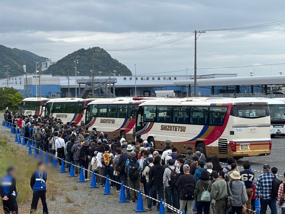 joystepbus's tweet photo. 静浜基地航空祭2026✈️
心配された天気もなんとかもって本当に良かったです✨

焼津新港からは静浜基地へ多くのシャトルバスが運行されました🚌

ご来場された多くの皆様、そして運行を支えてくださったスタッフ・協力会社の皆様、１日大変お疲れさまでした🫶

#静鉄 #観光バス #バス #焼津市 #航空祭 https://t.co/24UlbiQkQN