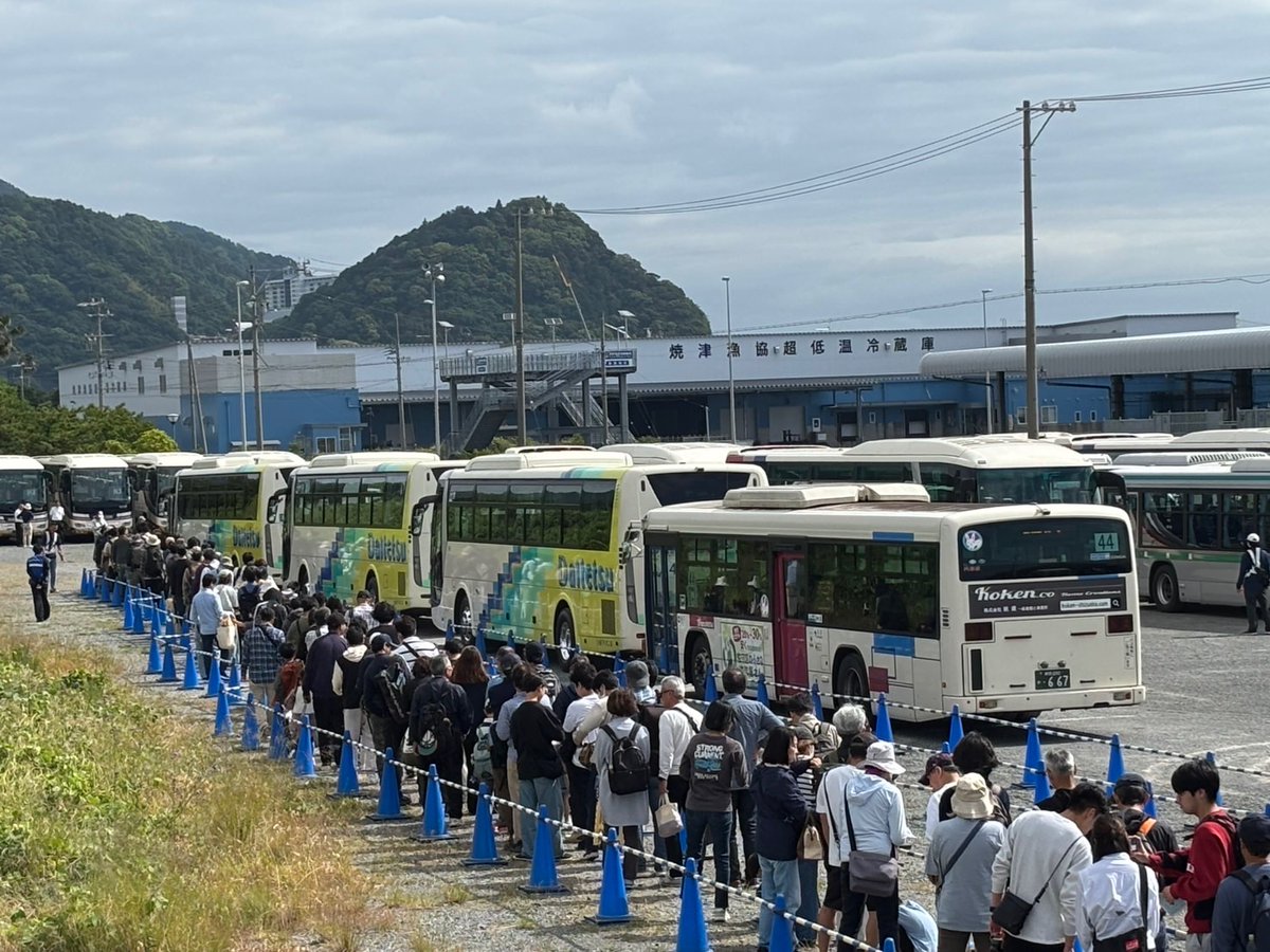 joystepbus's tweet photo. 静浜基地航空祭2026✈️
心配された天気もなんとかもって本当に良かったです✨

焼津新港からは静浜基地へ多くのシャトルバスが運行されました🚌

ご来場された多くの皆様、そして運行を支えてくださったスタッフ・協力会社の皆様、１日大変お疲れさまでした🫶

#静鉄 #観光バス #バス #焼津市 #航空祭 https://t.co/24UlbiQkQN