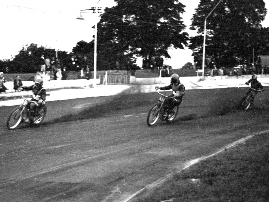 bobxski's tweet photo. Swindon memories from 1967 and what a great year that turned out to be for the Robins 🏆
The Late Bob Kilby (R) and Mike Broadbank (B) lead Eddie Reeves (YB) Swindon V Oxford 16-08-1967 📷 The Late Mike Kilby 

#SwindonNeedsSpeedway 

@SNSactiongroup https://t.co/e2NESTzg4u
