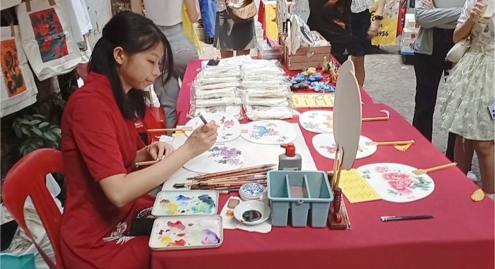 woadriene's tweet photo. watch as artisan swirl paint in water to create pattern transforming each fan prized works of art @mythinkcity https://t.co/0DO4BolLLp