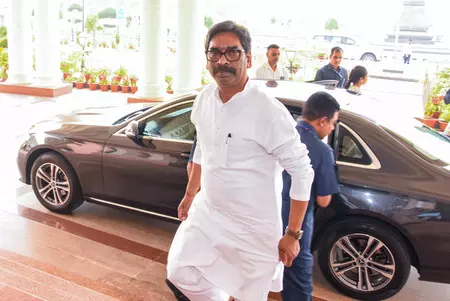 NewsDeshbandhu's tweet photo. झारखंड: मुख्यमंत्री ने भीषण लू के बीच पेयजल उपलब्धता सुनिश्चित करने के निर्देश दिए
https://t.co/PJlBCC5dax
#DeshbandhuNews
#JharkhandChiefMinister #severeheatwave #Instructionsgiventoensureavailabilityofdrinkingwater #ChiefMinisterHemantSoren https://t.co/3pLJ8KYV8B