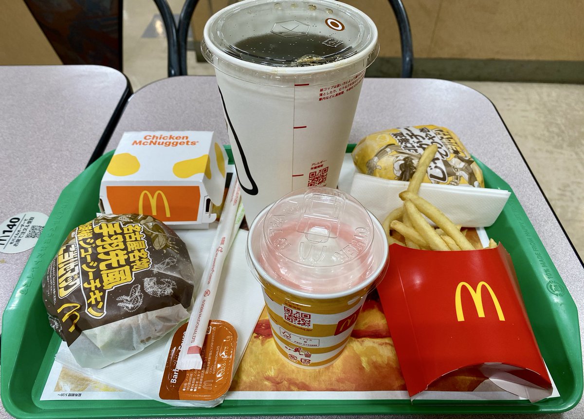 masade381's tweet photo. こんばんは😄今日の晩ごはんはマクドナルドです😋🍔
ご当地🍔の北海道と名古屋をチョイス😁ドリンクはグランドサイズにしました✨
#晩ごはん #マクドナルド #ご当地バーガー https://t.co/vCwWVR6N8F