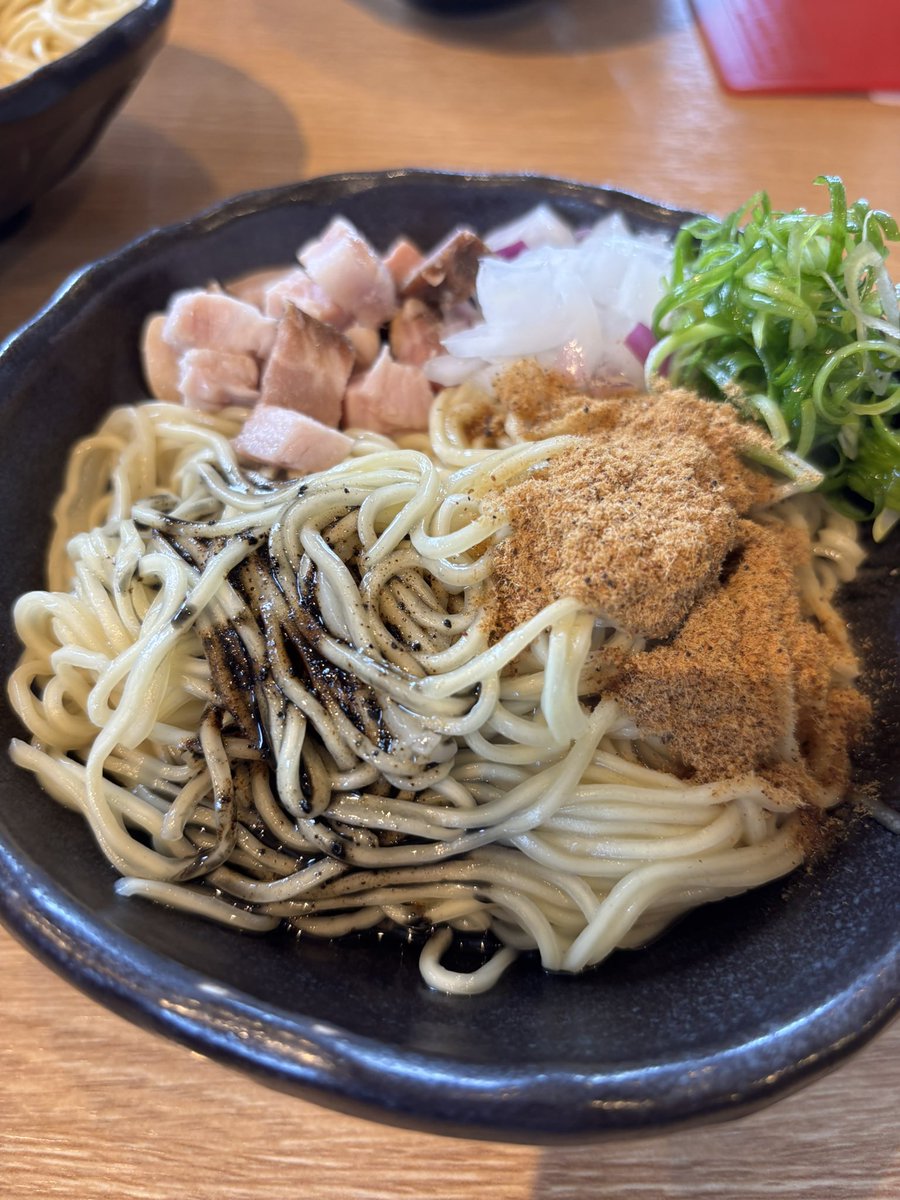 koback905's tweet photo. 2026-23
上田市　#金獅子
鶏そば　塩鶏お肉ごはん　あえ玉　黒
今日は家族全員で。息子が就職して初任給でご馳走してくれるとのこと。こんな日が訪れるとは。ポタージュのような鶏の旨みのつまったスープはやっぱうまー。ツルツルの麺に絡んでこれまた最高😃息子よありがとね。社会人頑張ってなー。 https://t.co/JhI0nkFtHr