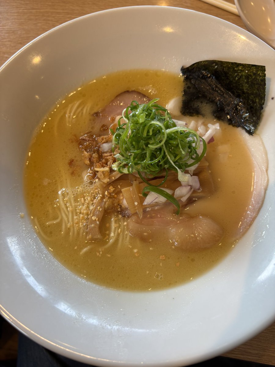 koback905's tweet photo. 2026-23
上田市　#金獅子
鶏そば　塩鶏お肉ごはん　あえ玉　黒
今日は家族全員で。息子が就職して初任給でご馳走してくれるとのこと。こんな日が訪れるとは。ポタージュのような鶏の旨みのつまったスープはやっぱうまー。ツルツルの麺に絡んでこれまた最高😃息子よありがとね。社会人頑張ってなー。 https://t.co/JhI0nkFtHr