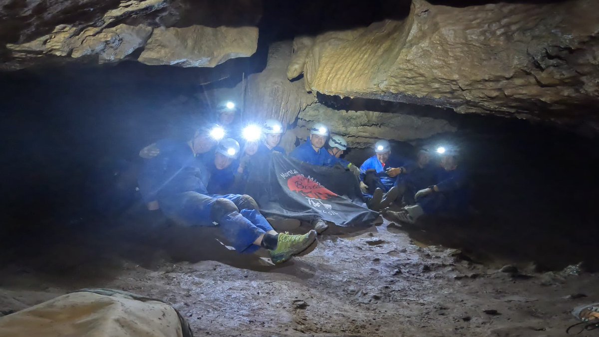 ClubBoveda's tweet photo. 🪨🔦 En la tarde de ayer pudimos aprender y disfrutar con el curso de iniciacion a la espeleología en la “Cueva del Burro”, Vegacervera, de la mano de Biosfera Aventura aprendimos a movernos por dentro de la montaña.

Un día muy 🔝

#ClubdeMontañalaBoveda
#ParamodelSil https://t.co/vTTe6p83Yj