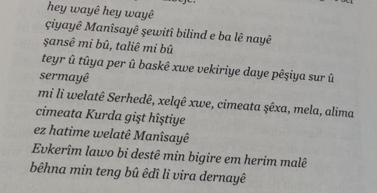 RemoKaya's tweet photo. Dengbêjê bi nav û deng ê Serhedê Reso, bi daxwaza hin hevalên xwe yên Kurd diçe Manîsayê. Carekê dema ku di bin darekê de bi dengekî xemgîn kilamekê distirê, cîranên Tirk direvin û tên cem wî; ew guman dikin ku tiştek hatiye serê wî û ji ber wê diqîre. Meger ku ew li wan deran gelekî dilteng bûye, bêriya Serhedê kiriye û kilameke li gorî wê distirê..
