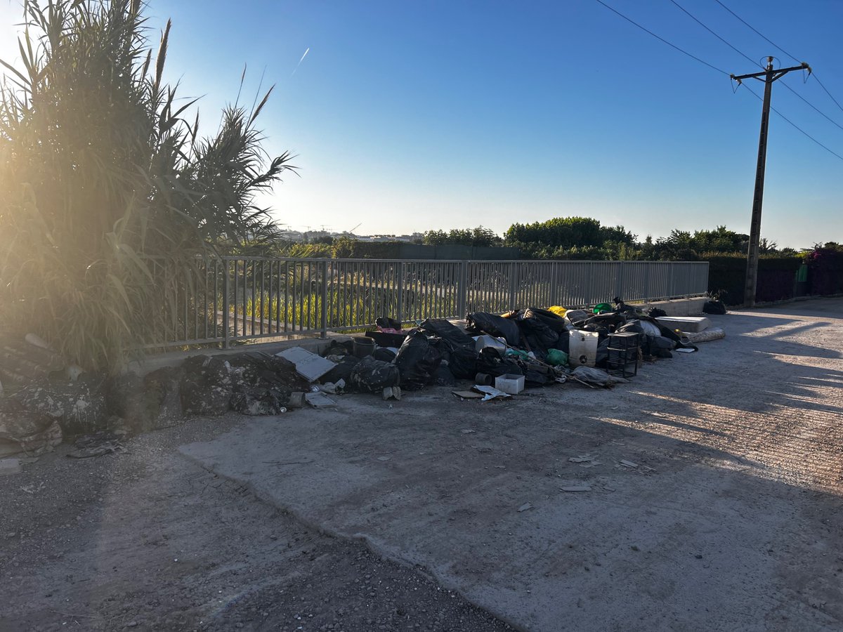 Azote_perruno's tweet photo. @xavipaz @BorrellSF @AjMolinsdeRei no sé de qui és responsabilitat, però l’estat del camí de la Sirga és lamentable. Fa fàstic i ja porta mesos i mesos així. Ho netejareu algún dia? https://t.co/YlQ6mi6Tyv