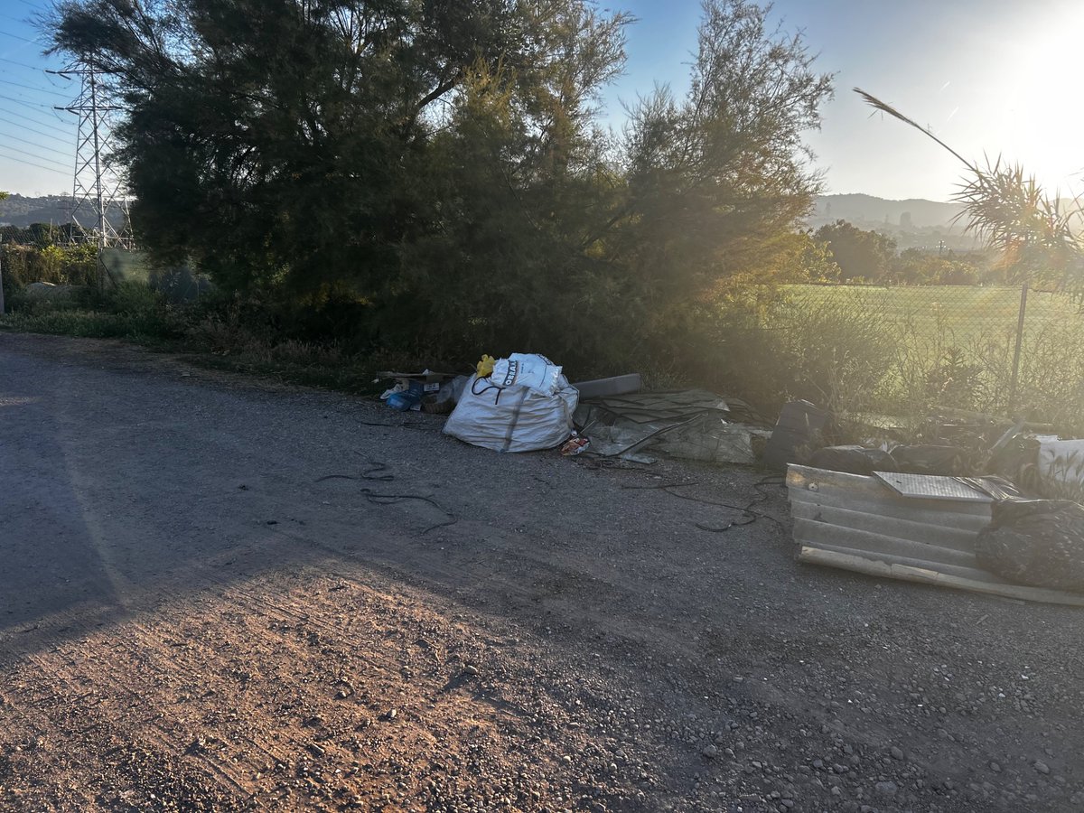 Azote_perruno's tweet photo. @xavipaz @BorrellSF @AjMolinsdeRei no sé de qui és responsabilitat, però l’estat del camí de la Sirga és lamentable. Fa fàstic i ja porta mesos i mesos així. Ho netejareu algún dia? https://t.co/YlQ6mi6Tyv