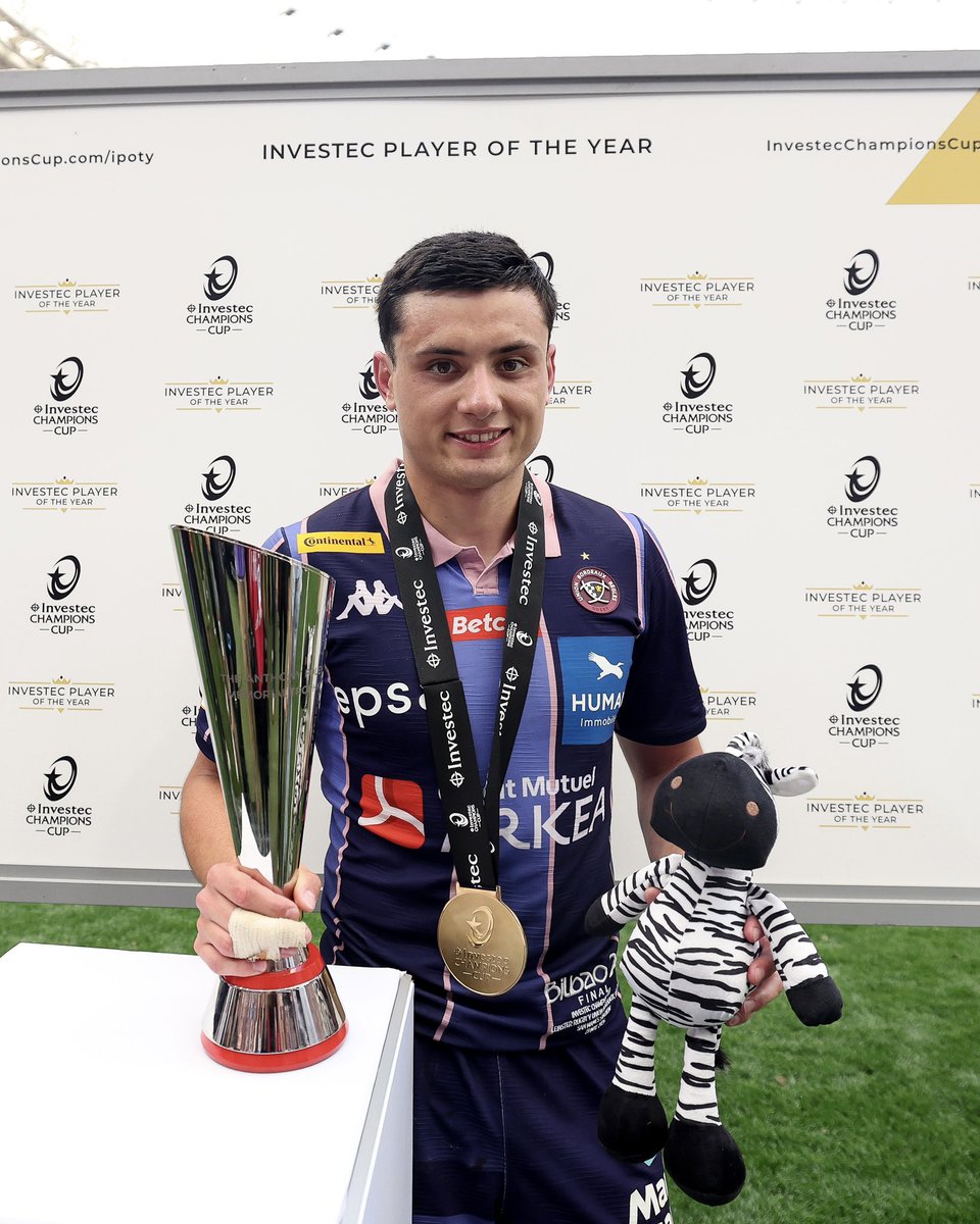 top14rugby's tweet photo. Meilleur joueur du @SixNationsRugby 2025 et 2026 ⭐️
Joueur de l’année de la @ChampionsCup 2026 🏆
LBB continue de récolter les trophées 🔥 https://t.co/xzq7zmoUxD