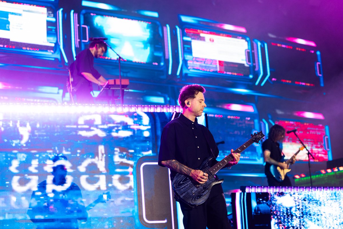 Rock Sound tweet media