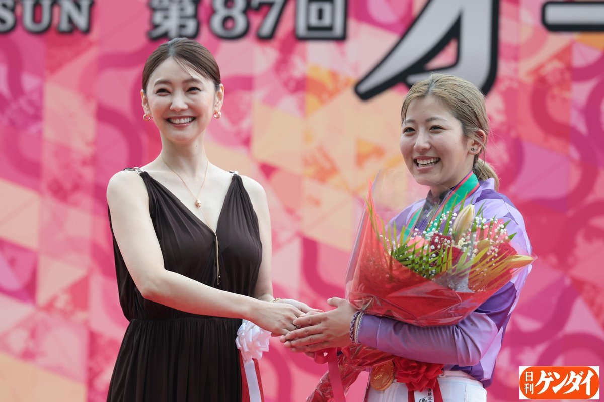 gendai_keiba's tweet photo. オークスの表彰式プレゼンターは女優の倉科カナさん。
「３歳牝馬の女王を決めるレースということもあり、誇り高く駆け抜ける競走馬に、同じ女性として思わず鳥肌が立つほど興奮しました！」
#今村聖奈 #倉科カナ #オークス https://t.co/fLtSKEmfJA