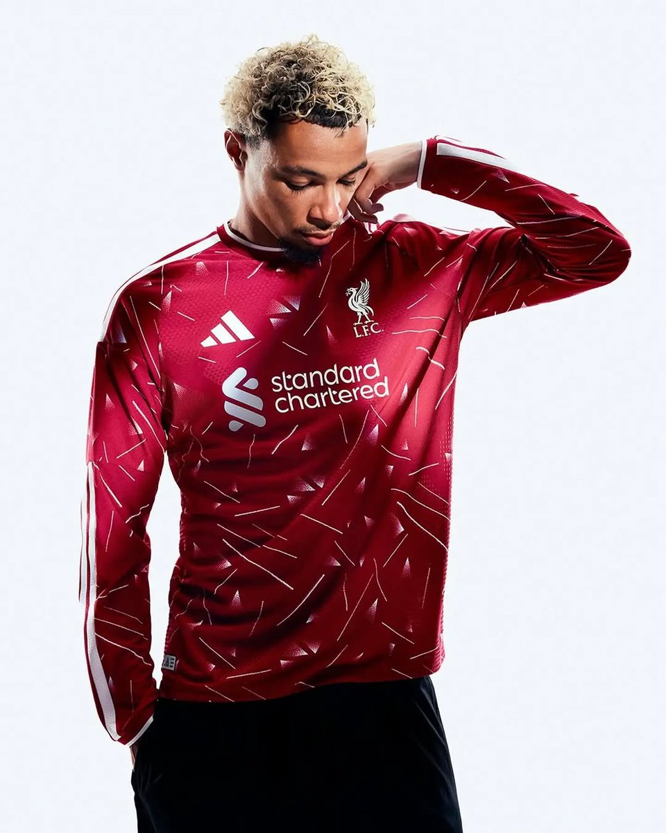 MikeQuJun's tweet photo. Presentiamo la maglia home del Liverpool 2026-2027 ❤️🤍
Il nostro voto per questa maglia: 9/10 💥💥💥
#Liverpool #LFC #LiverpoolJersey #FootballJersey #SoccerKit https://t.co/5csU7t7w39