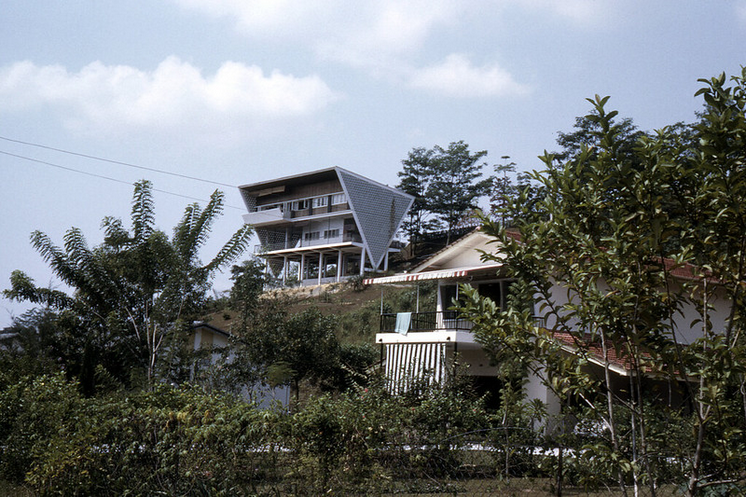 nmraziz's tweet photo. @nabilahudatahar saya rasa area Bangsar..
sebab saya masih ingat rumah ni masa tahun 70'an https://t.co/lqUMfKekSh
