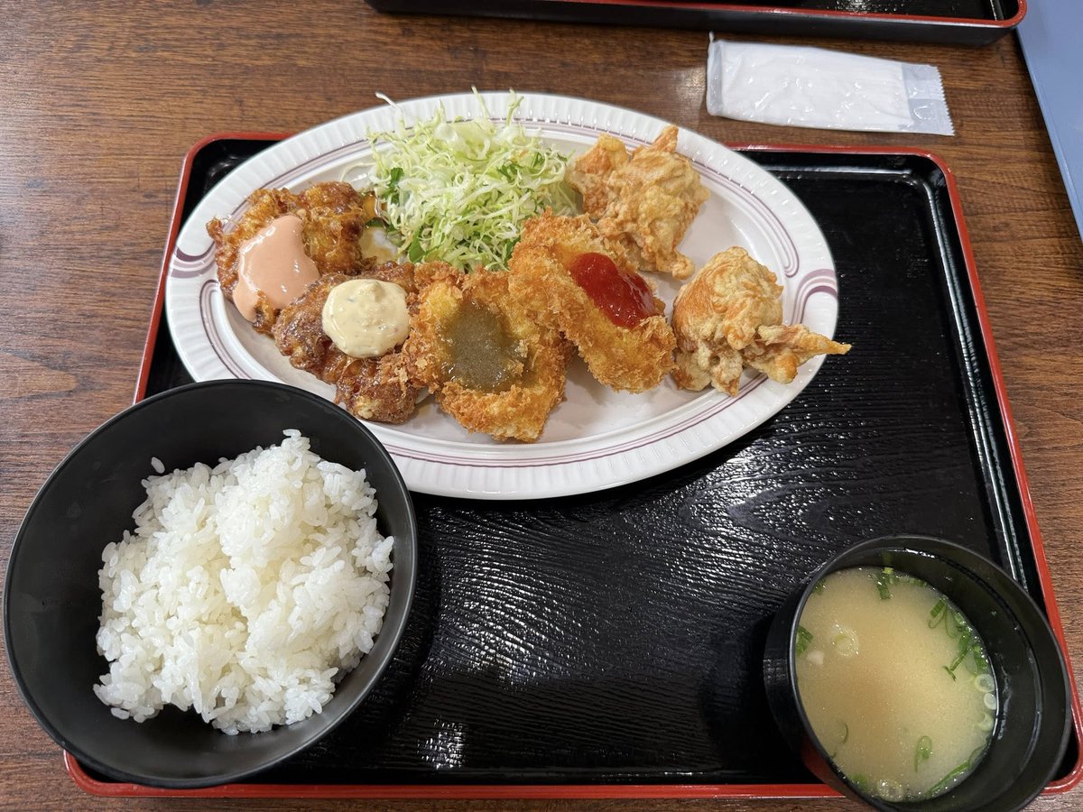 komeboy's tweet photo. ファミマ８時から曇り雨パラパラ、竹田方面へ早めの丸福で食事バラエティセット１１７０円なりから近くの断層トンネル阿蘇の噴火跡が地層で見える所らしい後、原尻の滝でジェラートダブル４４０円頂き男池、飯田高原GS給油後鯛生金山から帰宅..帰りＫ氏達と黒木の藤棚で、遭遇、 https://t.co/rUtBzzBol5