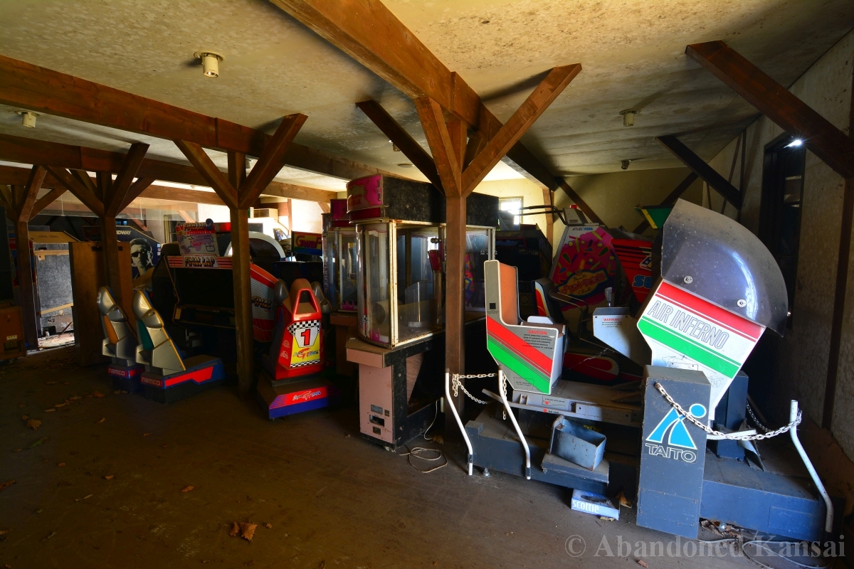 AbandonedKansai's tweet photo. たくさんのクラシックなアーケードゲーム機が置かれた、廃墟となったゲームセンター。 https://t.co/a2J1S6m7c2