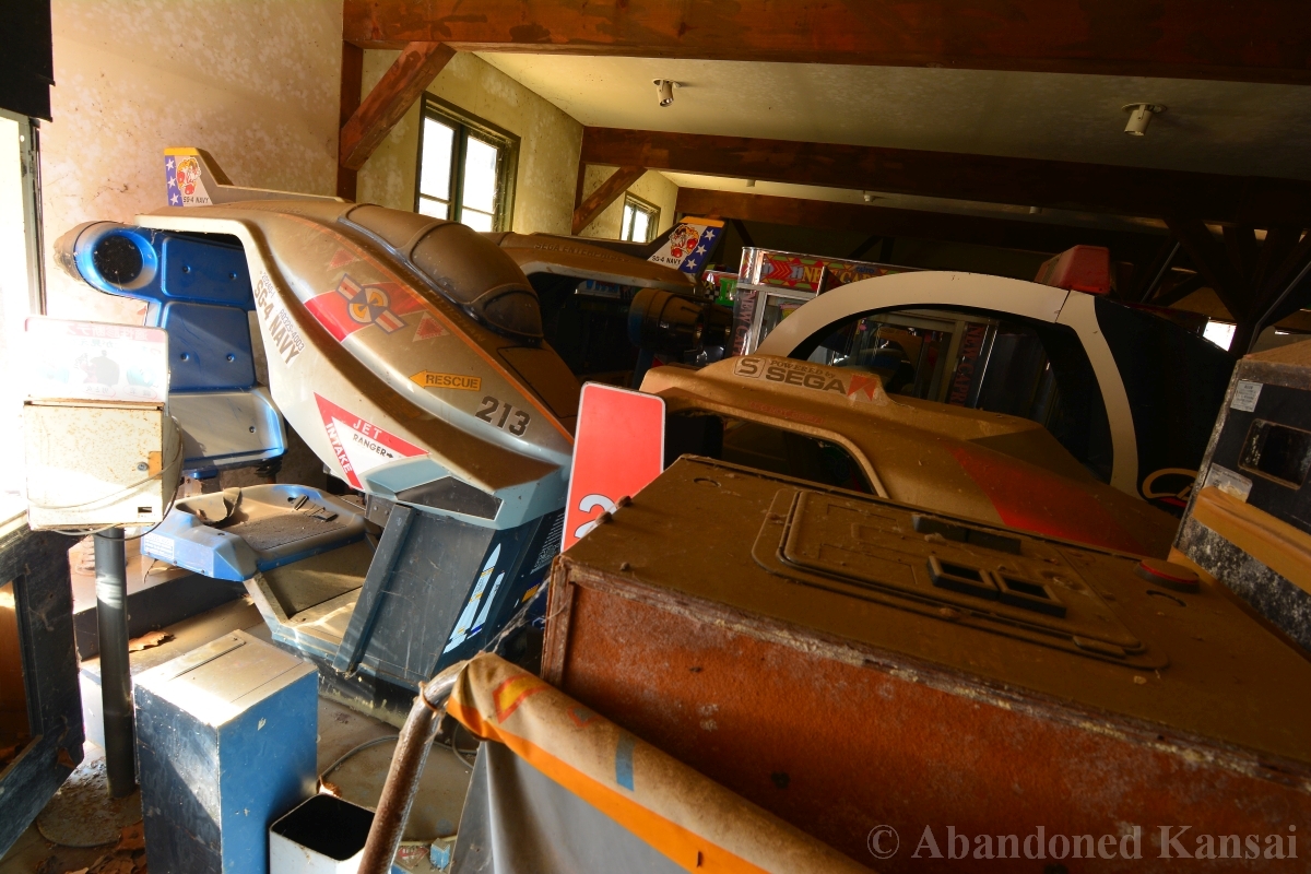 AbandonedKansai's tweet photo. たくさんのクラシックなアーケードゲーム機が置かれた、廃墟となったゲームセンター。 https://t.co/a2J1S6m7c2