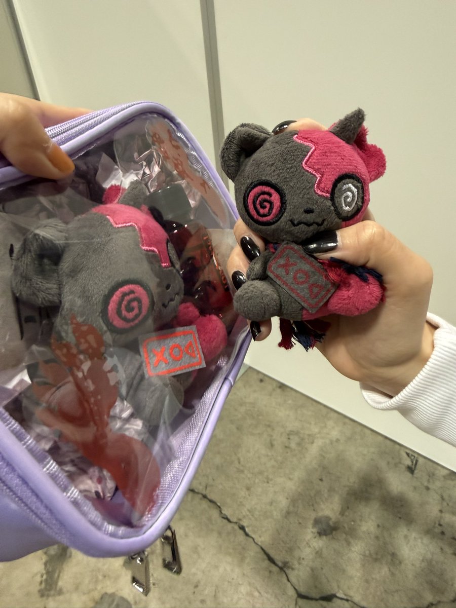 coconashi1105's tweet photo. 本日のゲームマーケット、株式会社闇様のスペースにお邪魔させていただきました！我が家のノロヌイちゃんも一緒に遊びに行ったので4k4neちゃんのノロヌイちゃんとご挨拶…！！カワイイ！！🫶
#4k4neﾁｬﾝみて
#ゲームマーケット2026春 https://t.co/FVcySiUE04