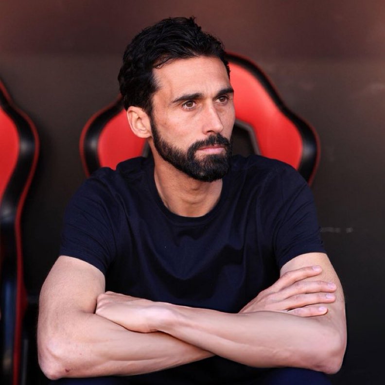 devrefutboluu's tweet photo. Real Madrid'de Alvaro Arbeloa dönemi sona erdi.

🔸28 maç
🔸2.00 puan ortalaması.
🔸1 soyunma odası kavgası. https://t.co/u2lR19IGWk