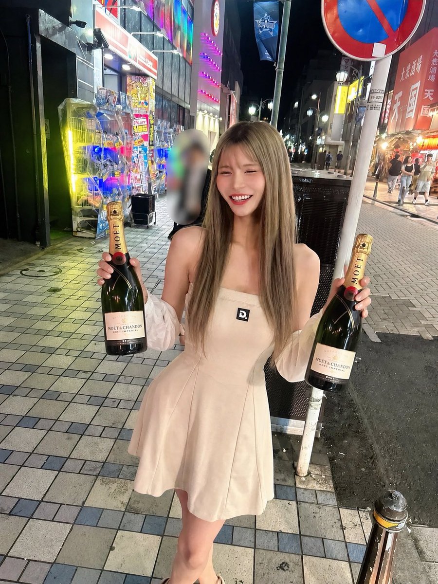 tomotomtin's tweet photo. @0reina_7 死ぬ時はシャンパンの瓶両手に笑いながら行こうぜ https://t.co/bO1qd2mgFi