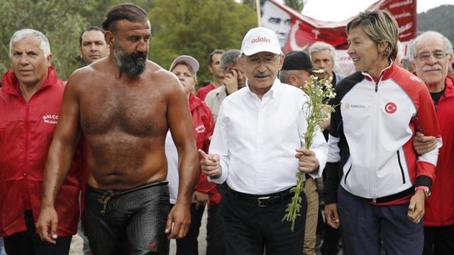 ankara_kusu's tweet photo. Bugün mafyatik tip olarak gösterdikleri Savaş Yıldırım, 9 yıl önce adalet yürüyüşüne de katılmış. Adamın mafyayla alakası yok, parti üyesi dünya tatlısı milli güreşçi adam 😁

Bu adamı bahane ederek vekilleri içeri almadılar işte. E içeri almıyorsanız yapacak bi şey yok, onlar da sizleri tahliye ettirmek zorunda..