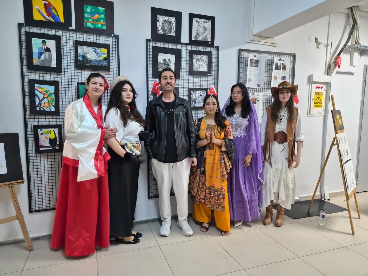 75Mtal's tweet photo. Cumhuriyetimizin Kurucusu Gazi Mustafa Kemal Atatürk’ün “Yurtta sulh, cihanda sulh”  parolası  doğrultusunda, “TÜRKİYE’DEN DÜNYA’YA GENÇLİK” temalı faaliyet gerçekleştirdik. Dünyanın farklı ülkelerini ve Türkiyemizin farklı yörelerini yöresel kıyafetleri ile bir araya getirdik. https://t.co/xyL5y9uawO
